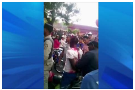 Rep. Dominicana: Polisye dominiken bat yon Ayisyen poutèt moto li gen yon vye moflè (video)