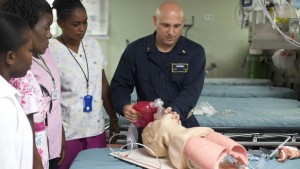 Haiti: Des médecins cubains et américains soignent ensemble des patients dans un hôpital à Tabarre