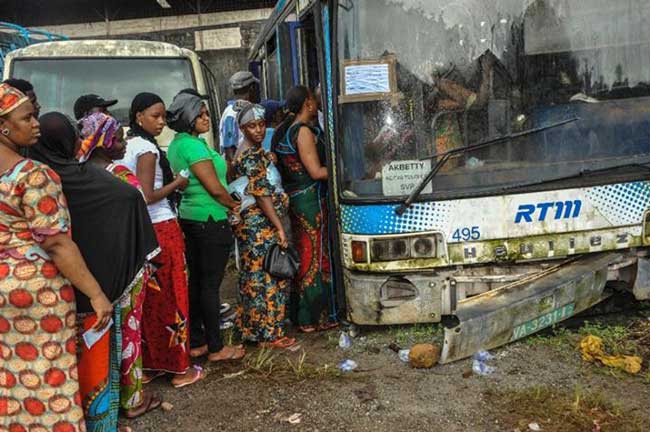 Guinée: un bureau de vote dans un bus en panne