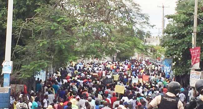HAITI: Des manifestants anti-gouvernementaux s’en prennent à Guy Phillipe