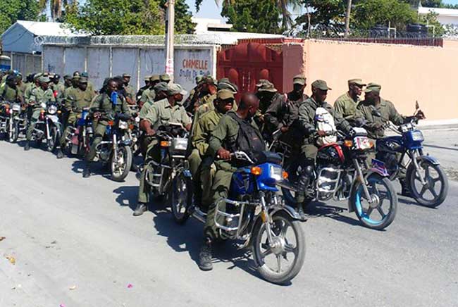 Des hommes en uniforme circulent dans les rues de Pétion-ville, Delmas et Carrefour