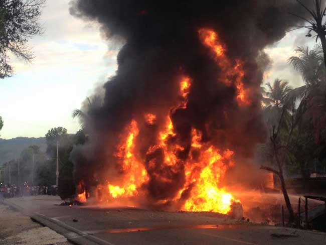 HAITI: Explosion d’un camion-citerne sur la Route Nationale #2 entre Léogâne et Carrefour Dufort ( VIDEO )