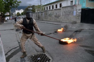 Haiti: Pneus enflammés, route bloquée, tirs nourris, Port-au-Prince est sous tension