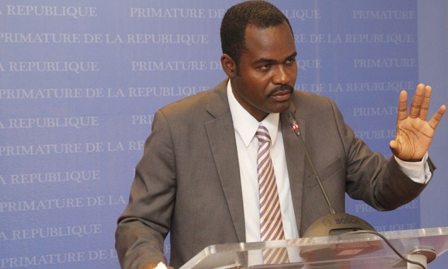 Haïti: Le sénateur Kedlaire Augustin au volant d’une Prado grise aux vitres teintées, arrêté et maltraité