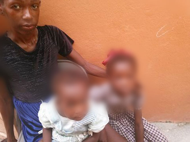 HAITI: Une jeune fille de 3 enfants rongée par la misère battue en pleine rue par son Ex mari ( VIDEO )