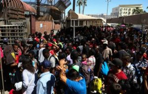 Monde: 400 migrants haitiens et africains bloqués à la frontière américano mexicaine