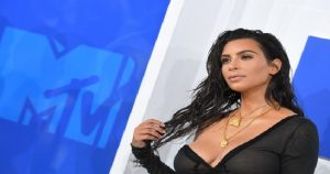 Monde: Kim Kardashian attaquée à main armée par de faux policiers à Paris