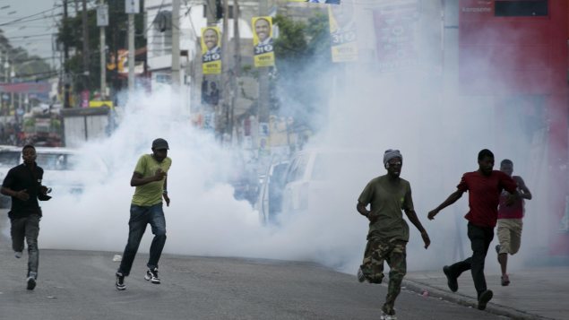 Haïti: La PNH dément avoir fait usage de gaz lacrymogènes à l’intérieur de l’église St Pierre