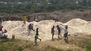 Haiti: Une cargaison de riz  déversée à Tabarre au bord de la rivière grise sème la contreverse