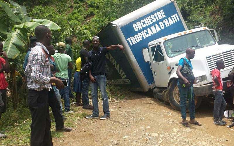 Le camion privé de l’Orchestre Tropicana impliqué dans un accident à St.Michel