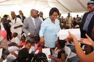 Haiti: Distribution de kits scolaires à certains élèves par la première Dame de la République