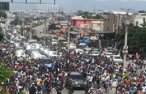 Haiti: Jovenel Moïse et une foule de sympathisants attaqués à jets de pierre au Carrefour de l’aéroport