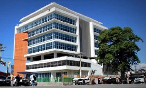 Haiti: le Ministre de l’Intérieur reçoit les clés du nouveau bâtiment de son Ministère