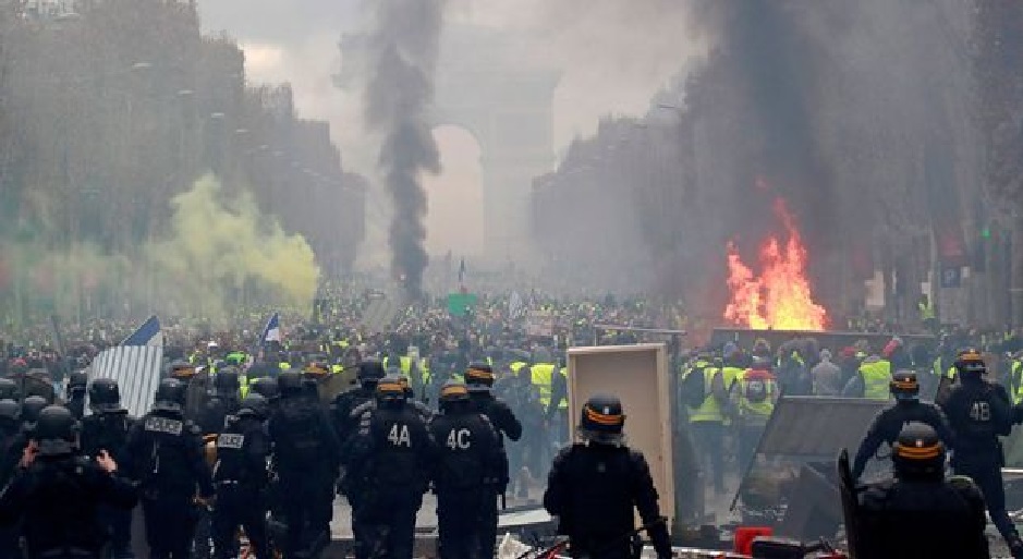 Monde: les Français divisés sur la poursuite du mouvement des gilets jaunes