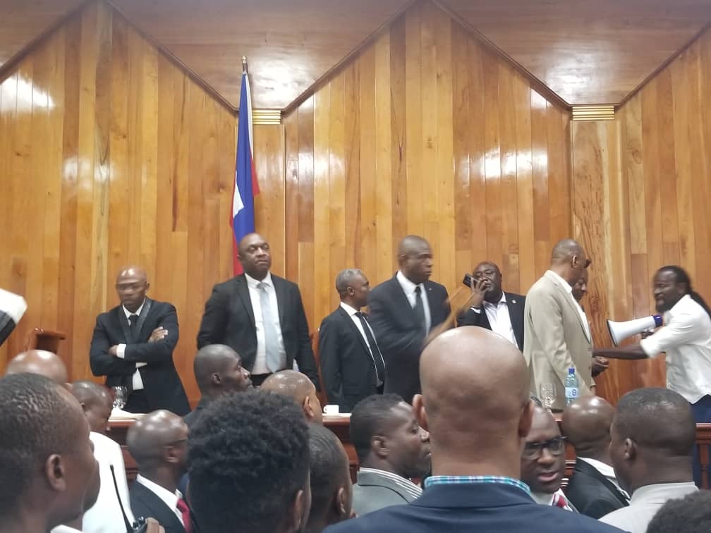 Haiti: Scène de bagarre générale au Parlement, mais que veut l’opposition ?