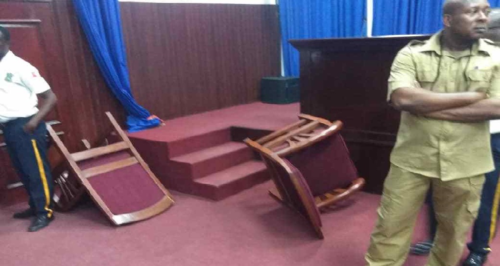 Haïti: Le Député Printemps Bélizaire saccage la salle de séance du Parlement