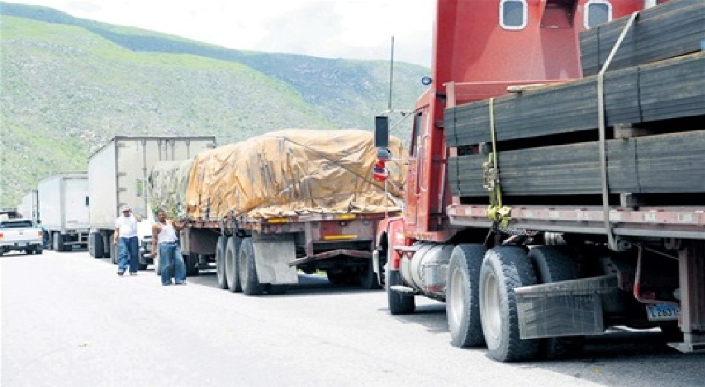 Haïti: Plusieurs camions de marchandises stationnés à l’entrée de l’APN criblés de balles