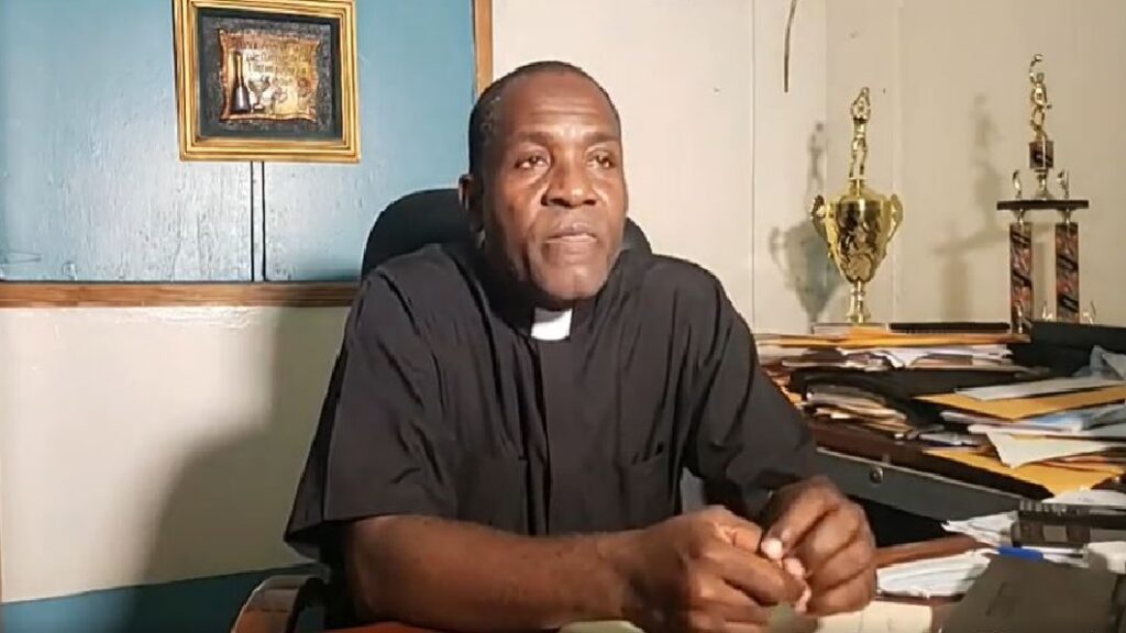 Haïti: Mandat d’amener contre le Père Fritz Désiré dans l’affaire du trafic d’armes